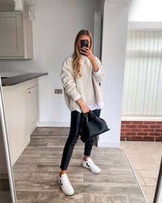 Leather Leggings Outfits, Leather Trousers Outfit, Sneakers Outfit Casual, Zara Looks, Leggings Outfit Casual, Outfits To Try, Look Zara, Leather Leggings Outfit, Black Leggings Outfit