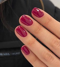 Short Nail With Design, Cute Inspo Nails, Shellac Nails Autumn, Short Nails Color Ideas, Burnt Red Nails, Red Short Nails Design, Berry Nail Color, Nails Ideas For Short Nails, Nails Corte