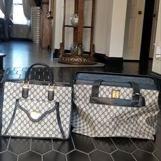 Extra Pictures. Ad Previously Posted Stunningly Fabulous Rare Vintage Iconic Gucci Gg Navy Travel Overnight Weekender Luggage Carryall Bag And Handbag Set. A True Vintage Gucci Collector's Dream Set. Words Or Pictures Can't Describe Or Do These Pieces Any Justice. These Always Gets Lots Of Attention. Rare Unisex Vintage Gucci Weekender, Overnight Luggage Case Carryall Boston Bag Is Truly An Amazing Classic Design. You'll Be Fighting With Your Significant Other About Who Gets To Use It Always...: Gucci Weekender, Designer Luggage, Dream Bag, Luggage Case, Doctor Bag, Luggage Sets, Navy Gold, Boston Bag, Carry All Bag