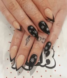 Gothic Christmas Nails, Black Christmas Nail Designs, Christmas Nails Design, Nail Therapy, Nails Design Ideas, Gothic Christmas, Christmas Manicure, Holiday Nail Designs, Gothic Nails