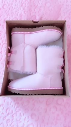 Black Women Pink Outfits, Uggs Bow Pink, Coquette Ugg Boots, Bailey Bow Pink Uggs, Pink Ugg Boots Zappos, Pink Ugg Boots With Bows, Uggs With Bows, Cute Uggs, Pink Uggs