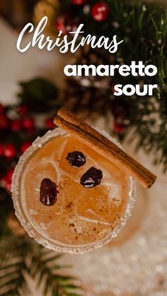 Christmas amaretto sour Christmas Drinks With Amaretto, Christmas Amaretto Sour, Christmas Sour Cocktail, Holiday Amaretto Drinks, Amaretto Christmas Cocktails, Amaretto Christmas Drinks, Amaretto Punch, Amaretto Sour Recipe Easy, Amaretto Cocktails