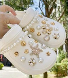 123 Shoe Chain, Flower Bear, Crocs Fashion, Butterfly Shoes, Footwear Fashion, Garden Clogs, Crocodile Shoes, Diy Fashion Accessories, Flower Shoes