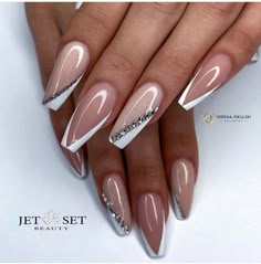 Nail Acrylic White, White Nail With Designs, Stilleto French Nail, White Nail Acrylic, French Manicure Stiletto Nails, French Tip Nails Rosegold, Nails Inspo White, White Nails Inspo, Acrylics White