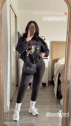 Simple Mom Outfits Winter, Fall Aesthetic Outfit Cozy, Casual Outfits For School Comfy, College Cozy Outfits, Fall Outfits Women Streetwear, Rooftop Movie Outfit, Short Ugg Outfit Ideas, Grocery Shopping Aesthetic Outfit, November Aesthetic Outfits