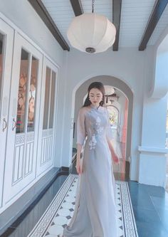 Traditional Vietnamese Clothing, Vietnamese Clothing, Midi Wedding Dress, Prom Dress Inspo, Traditional Gowns, Vietnamese Traditional Dress, Traditional Dresses Designs, Vietnamese Dress, Fashionista Clothes