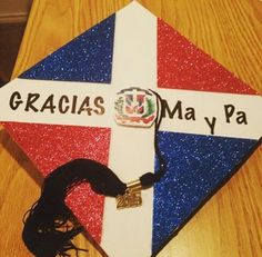 a decorated kite with the words gracias ma y pa written in spanish on it