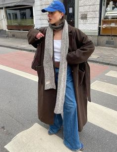 Long Coat Outfit Aesthetic, Brown Winter Coat Outfit, Brown Long Coat Outfit, Baggy Jeans Winter Outfit, Baggy Winter Outfits, Cocoon Coat Outfit, Blue Jeans Outfit Winter, London Winter Outfits, Brown Coat Outfit