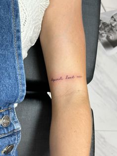 a woman's arm with a tattoo that reads, i am not afraid to know