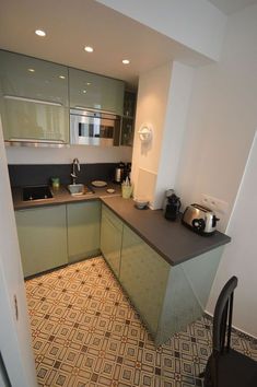 Paris 9 : rénovation d'un studio de 26 m2 Baie Vintage, Apartemen Studio, Tiny Kitchen Design, Tiny House Kitchen, Kitchen Design Open, Kitchen Interior Design Decor, Studio Kitchen, Mini Kitchen, Simple Kitchen