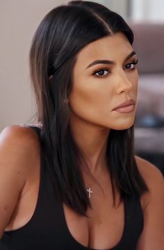 2023 Hair Trends For Women With Fine Hair, Haircuts Of 2023 Women, Kourtney Kardashian Long Bob, Medium Length Long Bob, Dark Hair Makeup Ideas Pale Skin, Level 6 Hair With Balayage, Kourtney Kardashian Hair 2023, Kourtney Kardashian Hair 2022, Kourtney Kardashian Eye Makeup