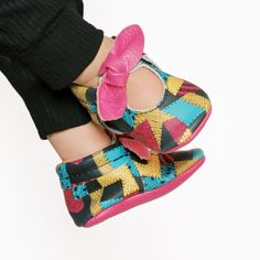 Handmade genuine leather moccs for your little walker! Shoes that stay on their tiny feet. Knotted Bow Mocc Printed Sally Design Magenta Bow & Sole Soft sole for your infant or toddler Packing Hospital Bag, Infant Shoes, Walker Shoes, Hospital Bag, Breast Pumps, Crossbody Messenger Bag, Cosmetic Pouch, Baby Disney, Baby Bows