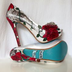 Wedding Shoes jeweled guns and roses revolver rock n roll punk Aqua blue soles till death do us part. by norakaren on Etsy https://www.etsy.com/listing/182998016/wedding-shoes-jeweled-guns-and-roses Wedding Shoes Blue, Homecoming Shoes, Rockabilly Wedding, Blue Wedding Shoes, Hand Painted Shoes, Unique Shoes, Wedding Heels, Shoes Blue, Gorgeous Shoes