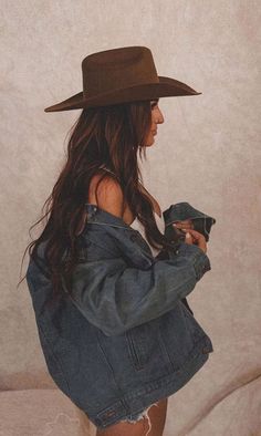 Western Photoshoot Outfits, Western Photoshoot Ideas, Country Fall Outfits, Western Photo Shoots, Cowgirl Photoshoot, Hairstylist Branding, Western Photoshoot, Free People Aesthetic, Western Photo