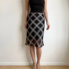 Release Date : 2024

Season : Spring/Summer

Fabric Type : Blended

Age : Junior

Waistline : Natural

Dresses Length : Knee-Length

Silhouette : A-Line

Pattern Type : Plaid

Style : Korean

Material : Polyester

Gender : Women

Elasticity : Non Strech

Fit Type : Regulai Fit                                                                                                                                  



	
		
			size
			Waist(cm)
			Hips(cm)
			Skirt Length(cm)
		
		
			S
			58
			88
			55 Black Knee Length Skirt, Ruffle Skirts, Tulle Skirt Black, Skirt Elegant, Mid Skirt, Nature Dress, Skirt Knee Length, Floral Dress Formal, Printed Pleated Skirt