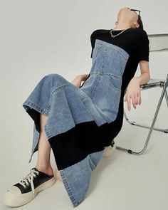 Black and denim asymmetrical sleeveless midi dress - Wapas Vestidos Casual, Upcycle Clothes Diy, Denim Projects, Romper And Jacket, Sleeveless Midi Dress, Upcycled Denim, Recycled Denim