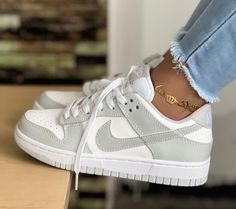 Outfits With Dunks, Nike Tenis, Nike Shoes Women Fashion, Pretty Sneakers, Dr Shoes, Trendy Shoes Sneakers, Nike Fashion Shoes, Preppy Shoes, Pretty Shoes Sneakers