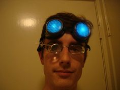 Brilliant tutorial for making LED glowing steampunk goggles Steampunk Tutorial, Punk Costume, Steampunk Gadgets, Prop Making, Battery Holder