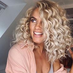 Neutral Blonde Curly Hair, Blonde Curly Long Bob, Cool Blonde Curly Hair, Blonde Hair Color Ideas For Curly Hair, Dyed Curly Hair Blonde, Short Curly Blonde Hair Natural, Curly Hairstyles Color Ideas, Hair Inspo Mid Length, Blonde Curls Natural