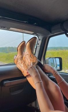 Top 10 Best Dorm Room Aesthetics For 2024 :) | Room Decor Tips | Ever Lasting Blog Foto Cowgirl, Texas Western, Fest Outfits, Country Lifestyle, Western Aesthetic