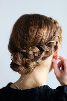 braid updo chignon braided vault baile Braided Bun Tutorials, French Braid Buns, Side Braid With Bun, Side Bun Hairstyles, Side Braid Hairstyles, Chignon Hair, Easy Bun, Easy Bun Hairstyles, Braided Bun Hairstyles