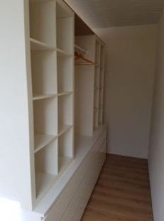 Beeld je in: je valt met je neus in de boter, en krijgt een gigantisch appartement in Utrecht. Wat naar. Nog veel erger is het, als de slaapkamer in dit paleis zo groot is, dat je er in verdwaalt. … Kallax Closet Hack Walk In, Ikea Walk In Wardrobe Hack, Ikea Hacks Walk In Closet, Kallax Walk In Closet, Malm Walk In Closet, Kallax Walk In Wardrobe, Kallax Ikea Closet, Ikea Walk In Closet Hack, Ikea Malm Closet Hack