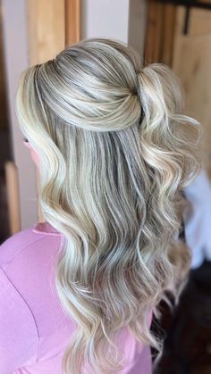 Media Cola, Cute Prom Hairstyles, Hair Quince, Hairstyles With Crown, Wedding Hairstyles And Makeup, Wedding Hair Half, Pageant Hair, Half Up Half Down Hair Prom, Quince Hairstyles With Crown