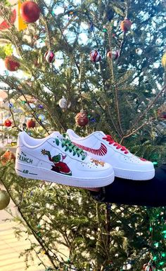 Hand-Painted Custom AF 1 Shoes - Green Christmas Movie Character Design   Step into the holiday spirit with these one-of-a-kind, hand-painted AF 1 shoes featuring a vibrant and playful green Christmas movie character! Each pair is meticulously designed and painted by hand, making them truly unique and perfect for spreading festive cheer.   Features: - Unique Artwork: A custom Kiwi Custom Shoes design featuring your favorite holiday-inspired character.   - Made to Order: Each pair is crafted spec Christmas Shoes Diy, Custom Shoes Design, Hand Painted Sneakers, Christmas Movie Characters, Painted Sneakers, Tacky Christmas, Christmas Shoes, Design Fails, Shoes Green