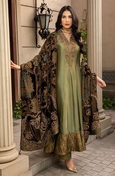 Nilofer Shahid, Pakistani Dresses Casual, Pakistani Fancy Dresses, Pakistani Fashion Party Wear, Hippy Chic, Salwar Kamiz, Simple Pakistani Dresses, Designer Party Wear Dresses, Party Wear Indian Dresses