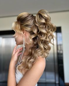 High Ponytail With Curls, High Pony Wedding Hair, Glamorous Ponytail, Bridesmaid Hair Styles, Straight Ponytail Hairstyles, Cute Updos, Hairstyles For Fall, Pretty Ponytails, Short Hair Ponytail