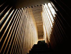 the stairs are lined with wooden slats and there is a sign that says,