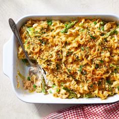 a casserole dish with chicken, noodles and vegetables