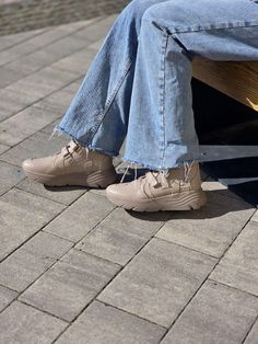 Vervollständigen Sie Ihre Schuhkollektion mit diesen stylischen und warmen Sneakers. Unsere schnürlosen Sneakers aus hochwertigem Leder bieten eine schlanke Silhouette und ein Obermaterial aus Reptilleder für einen sauberen und raffinierten Look. Das Fehlen von Schnürsenkeln trägt nicht nur zur stromlinienförmigen Ästhetik bei, sondern sorgt auch für eine einfache Tragbarkeit, so dass Sie sie mühelos an- und ausziehen können. Obermaterial: Echtleder (PITON STAMPING) Futter: warmes Fleece (schütz Women's Orthopedic Shoes, Laceless Sneakers, Orthopedic Shoes, Shoes Comfortable, Footwear Collection, High Quality Leather, Comfortable Shoes, Cold Weather, Women's Shoes