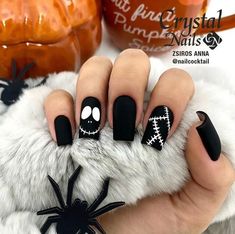 Small Black Nail Design, Nails Idea Halloween, Hawollen Nails, Acrylic Nail Designs For Halloween, Sport Nail Designs, Halloween Inspired Nails Acrylic, Seasonal Nail Ideas, Simple Disney Halloween Nails, Gelish Halloween Nails