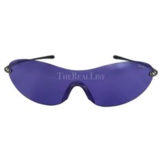 Te presentamos un par de elegantes gafas de sol moradas Thierry Mugler de su última colección. Eleva el nivel de tus gafas con estas gafas de sol Thierry Mugler moradas, toda una declaración de moda. De la colección Otoño/Invierno 2001, estas gafas de sol sin montura debutaron en la pasarela de la temporada y personifican el estilo moderno. La lente morada añade un toque de vitalidad, mientras que los finos brazos metálicos proporcionan un aspecto elegante y refinado. Medidas aproximadas: Altura Mugler Sunglasses, Thierry Mugler Runway, Mugler Runway, 2001 Runway, Shield Sunglasses, Thierry Mugler, Style Moderne, Fashion Sense, Sunglasses Accessories