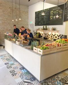 Sinds vorige week is Skyr Original in Kopenhagen geopendwaar je terecht kunt voor frozen skyrsapjessmoothies en energy bowlsDe zaak is geopend in... Juice Bar Uniform Ideas, Juice Bar Design Ideas, Salad Bar Restaurants, Salad Shop, Juice Store