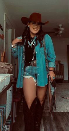 Western Button Up Shirts Woman Outfits, Western Outfit With Shorts, Chubby Cowgirl Outfits, Plus Size Cowboy Boots Outfit For Women, Western Outfits With Shorts, Western Shorts Outfit, Cowgirl Outfits Plus Size, Curvy Western Outfits, Curvy Cowgirl Outfits