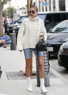 Hailey Baldwin's oversized Iro sweater, denim shorts and white ankle booties celebrity look for less Winter Fashion Outfits Dressy, Maxi Blazer, Fall Green, Hailey Baldwin Style, Fall Family Photo Outfits, Family Engagement, Winter Fashion Outfits Casual, Outfits Polyvore, Trendy Swimwear