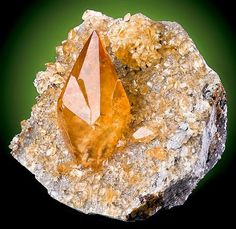 Golden Calcite, Geology Rocks, Rock Minerals, Pretty Rocks, Cool Rocks, Beautiful Rocks, Mineral Stone, Minerals And Gemstones, Rocks And Gems