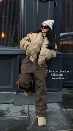 Hoodie Streetwear Outfit Women, Khaki Windbreaker Outfit, Winter Outfits Aesthetic Streetwear, Winter Fashion Streetwear, Winter Hip Hop Outfits, Masc Women Aesthetic Street Styles, Streetwear Winter Women, Korean Streetwear Women, Autumn Outfits Streetwear