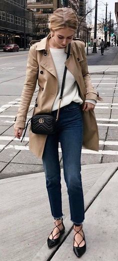 Doesn't have all the bells and whistles that most trench coats have. That's how you do it, but in a color. Women Business Attire, Trent Coat, Style Désinvolte Chic, Mode Tips, Business Attire Women, Trench Coat Outfit, Coat Outfit, Fall Outfits For Work