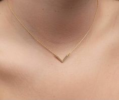 Minimalist Accessories Jewellery, Gold Neck Chain, Jewelry Necklace Simple, Gold Minimalist Jewelry, Simple Gold Earrings, Neck Pieces Jewelry, Minimalist Necklace Gold, Minimalist Jewellery, Fancy Jewelry Necklace