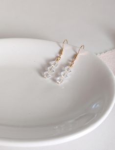 Add a touch of sophistication and elegance to your wedding day with the perfect dainty bridal earring. These hand wrapped pearls are the ideal addition to any modern brides ensemble - from boho chic to classic elegance. DETAILS: - Each item is made to order and delicately handcrafted - Wrapped with tarnish resistant jewelry wire (gold or silver) - 6 mm glass crystals - Ear Hook Material: 14k gold plated brass (hypoallergenic, nickel free, perfect for sensitive ears) - Hook Color: 14K Gold / Whit Earring For Bride, Simple Wedding Earrings, Earring Simple, Bridal Earring, Wedding Earring, Crystal Bridal Earrings, Ceremony Wedding, Jewelry Wire, Gold Earring