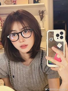 Short Hair For Chubby Faces, Bob Pendek, Ulzzang Short Hair, Short Hair Tomboy, Korean Short Hair, Hair Style Korea, Brown Hair Looks, Layered Haircuts For Medium Hair