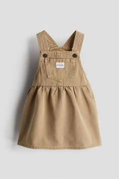 Dungaree dress in soft, cotton twill. Shoulder straps with a press-stud, open chest pocket with an appliqué, fake front pockets, a gathered seam at the waist and a gently flared skirt. Baby Overall Outfit, December Photos, Twin Girl, Baby Aesthetic, Cotton Dungaree, Girls Closet, Kids Activewear, Dungaree Dress, Bear Outfits