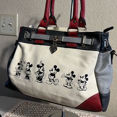 Disney 2014 “Love Story” Handbagcute Mickey & Minnie Purse. Does Not Have A Crossbody Strap With It. Very Good Condition. Interior Is Clean. Beautiful Bag. Paw Wallpaper, Disney Purse, Disney Bags, Disney Bag, Mickey Minnie, Beautiful Bags, Present Ideas, Crossbody Strap, Love Story