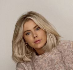 Short Light Blonde Hair With Dark Roots, Thick Blonde Short Hair, Thick Short Blonde Hair, Mikado Hair, Blonde Bob Aesthetic, Old Money Blonde Medium Length, Short Bob Blonde Hair, Blonde Bob With Curtain Bangs, Short Blonde Hair With Curtain Bangs