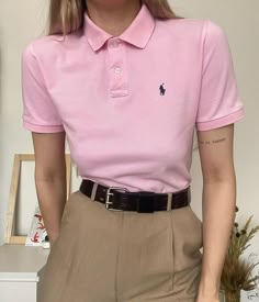 Polo Women Shirt, Polo Women Outfit Casual, Pink Shirt Outfit Women Work, Pink Polo Dress Outfit, Polo Shirt For Women Outfit, Womens Polo Outfit, Casual Polo Shirt Outfit Women, Polo Outfits For Women Summer, Polo Shirt Fits Women