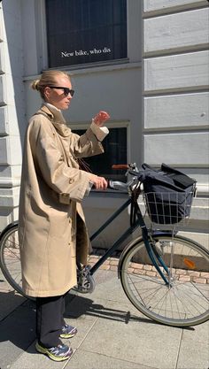 Sweden Street Style, Ugg Boot Outfit, Jacket Fall Outfit, Trench Coat Fashion, Copenhagen Street Style, Style Casual Chic, Uni Outfits, Bike Style