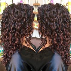 Curly Brown Hair With Balayage, Dark Haired Balayage, Dark Brown And Red Curly Hair, Maroon Highlights On Dark Hair Curly, Cool Red Highlights, Pintura Curly Hair, Auburn Curly Hair With Highlights, Dark Brown Red Hair Curly, Dark Auburn Hair Color Balayage